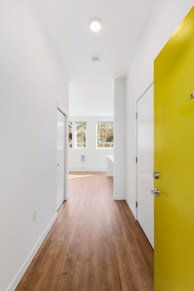 Building Photo - Capitol Hill 1 Bedroom Condo - Ground Leve...