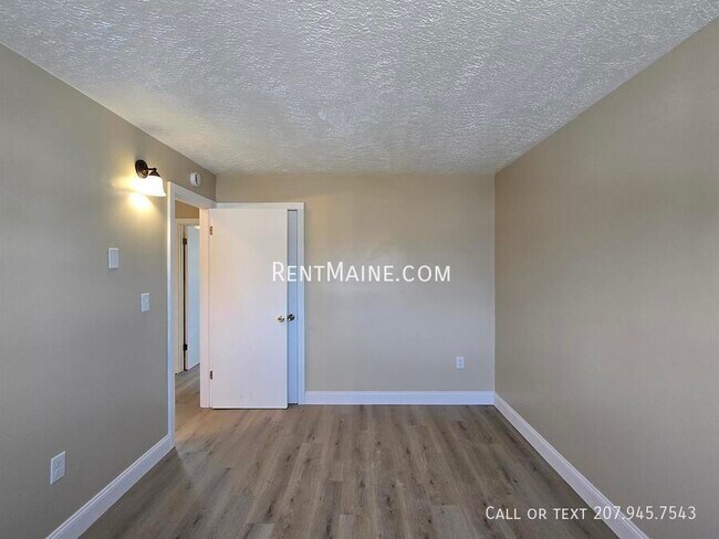 Building Photo - 8 Hillside Ln