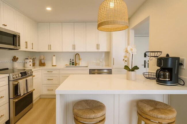 Building Photo - 8877 Collins Ave