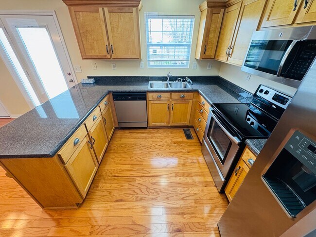 Building Photo - 3-BED, 2-BATH SINGLE FAMILY HOME WALKING DISTANCE TO CUMBERLAND!