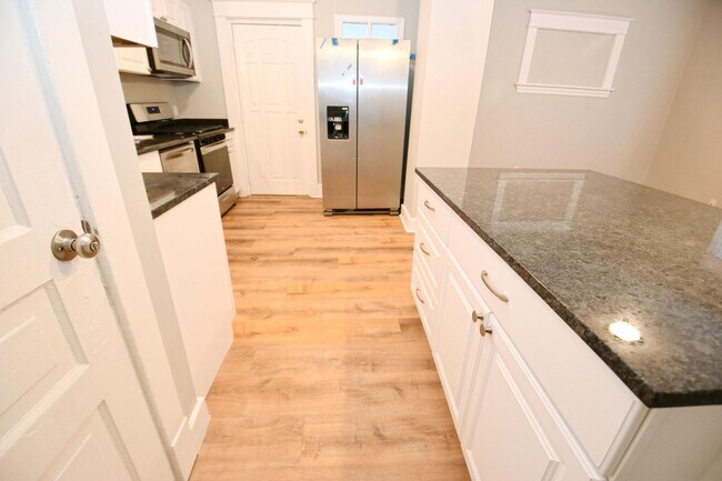 Building Photo - Close to Notre Dame, newly remodeled 3 bed...