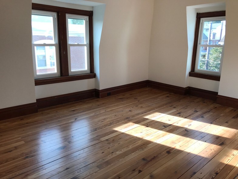 Living Room - 141 W Broad St