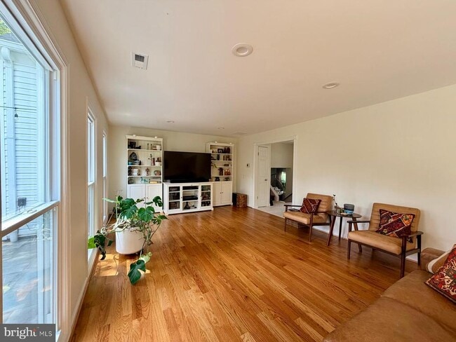 Building Photo - 12904 Missionwood Way
