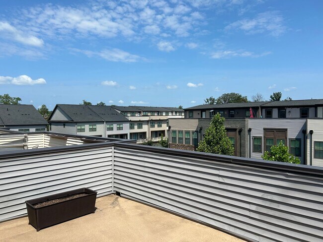 Building Photo - 4 level townhome in Westmoore ready for mo...