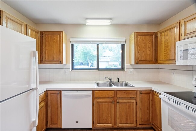 Building Photo - 1001 Strachan Dr