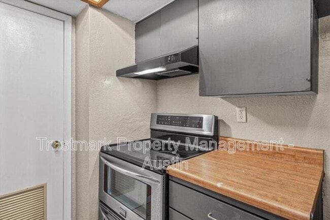 Building Photo - 2600 Penny Ln