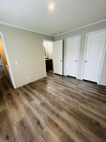 Building Photo - 9356 River Dr