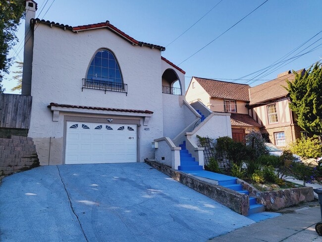 Building Photo - Charming Single Family Home