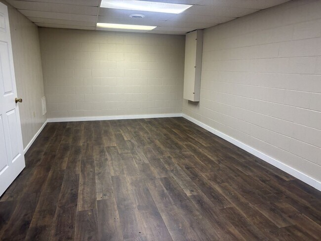 Building Photo - Split foyer 3 bedroom home in quiet area with bonus room, large yard, 2-car garage $2000