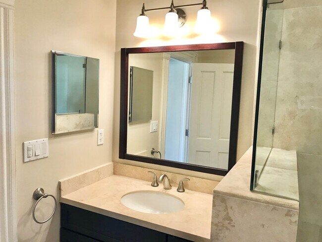 Building Photo - Handsome, Recently Renovated, 3BR/2BA Pac ...