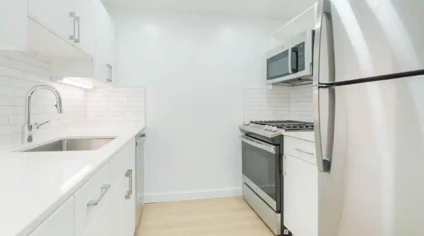 Building Photo - 475 9th Ave