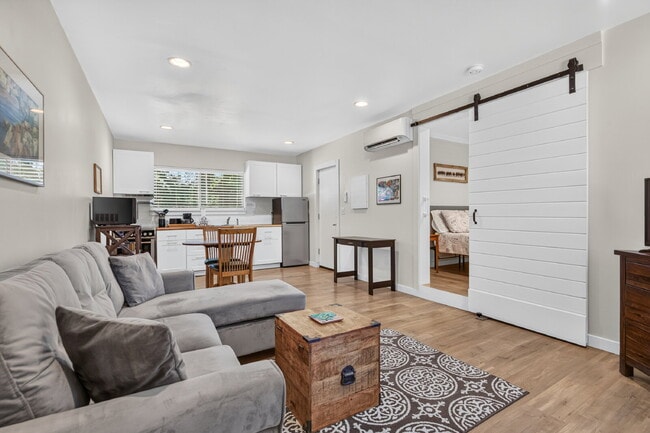 Building Photo - 1079 Bellview Ave