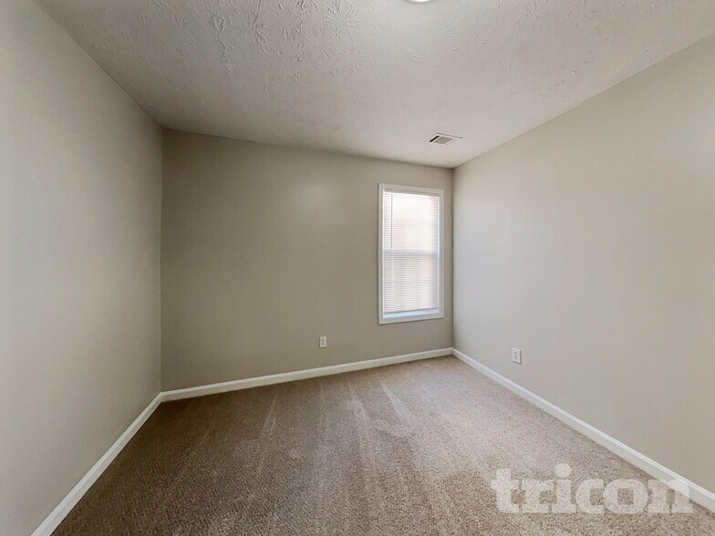 Building Photo - 2143 Oakland Farm Dr