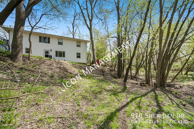 Building Photo - 910 Sheridan Dr