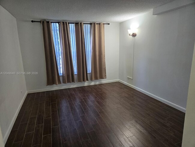 Building Photo - 3690 Inverrary Dr
