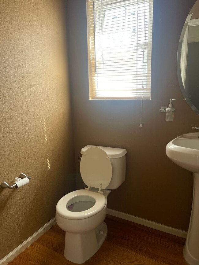 Building Photo - 3 bedroom, 2 bathroom single family house ...