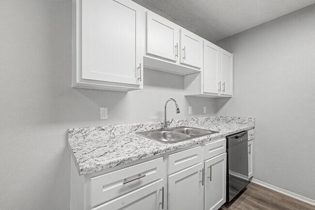 Building Photo - Charming 3-Bed Duplex with Cozy Fireplace on West Thrasher Drive, Fayetteville!