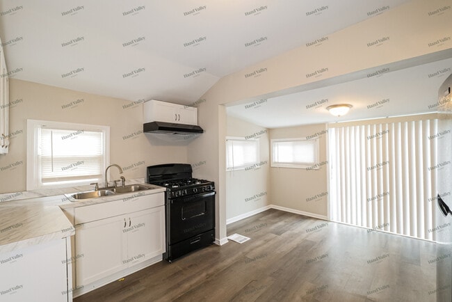 Building Photo - 9142 E Shope Ave