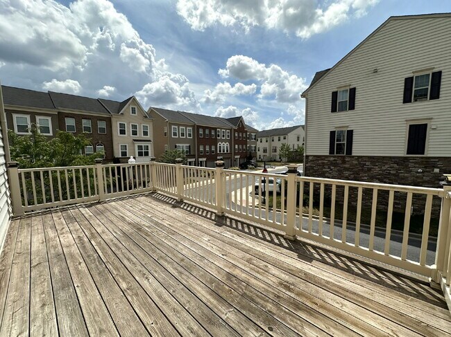 Building Photo - Three-Floor End Unit Townhome in Frederick