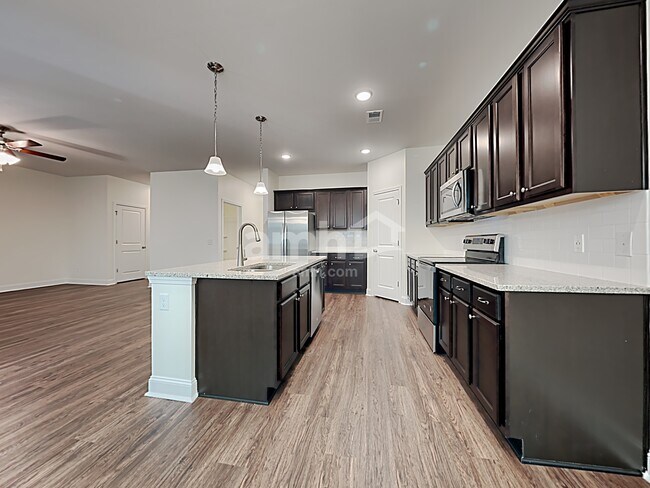 Building Photo - 605 W Lionel Rd