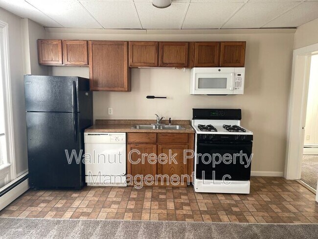 Building Photo - 870 S Main St