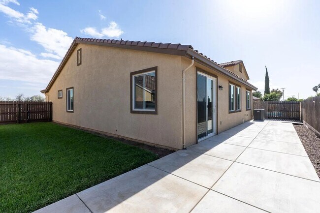 Building Photo - 636 Lamoglia St