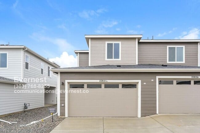 Building Photo - Spacious and Stylish Townhome with Prime L...