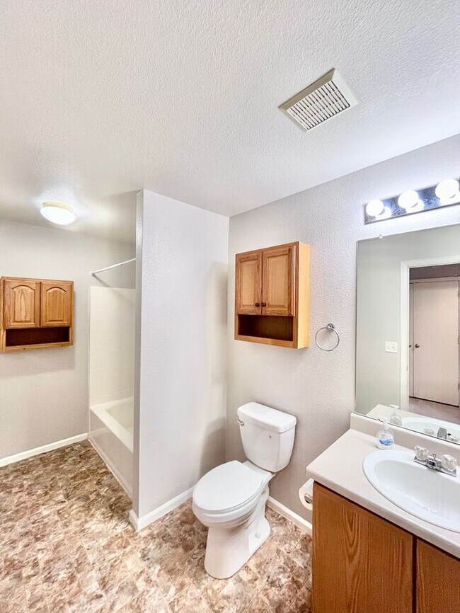 Building Photo - NEW CARPET & PAINT! Beautiful 3 Bedroom 2 ...