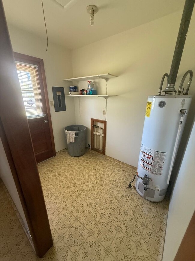 Building Photo - Quaint 1 bedroom/bath with private parking