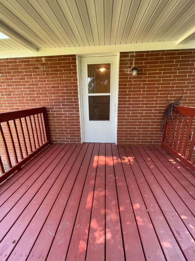 Building Photo - SPACIOUS BRICK RANCH in GOLDSBORO! 4 BR, 2 BA - FENCED-IN YARD *Convenient to SJAFB*