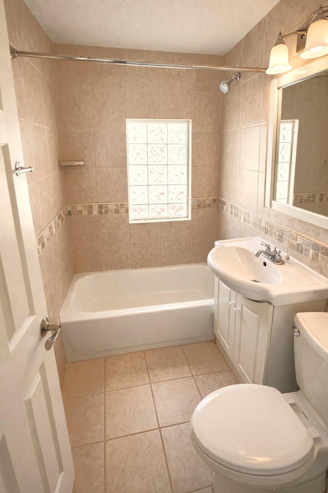 Building Photo - SEE IT NOW: Bright 3-Bed, 2.5-Bath Townhouse with Private Deck & Fenced Yard in Oak Meyer Gardens!