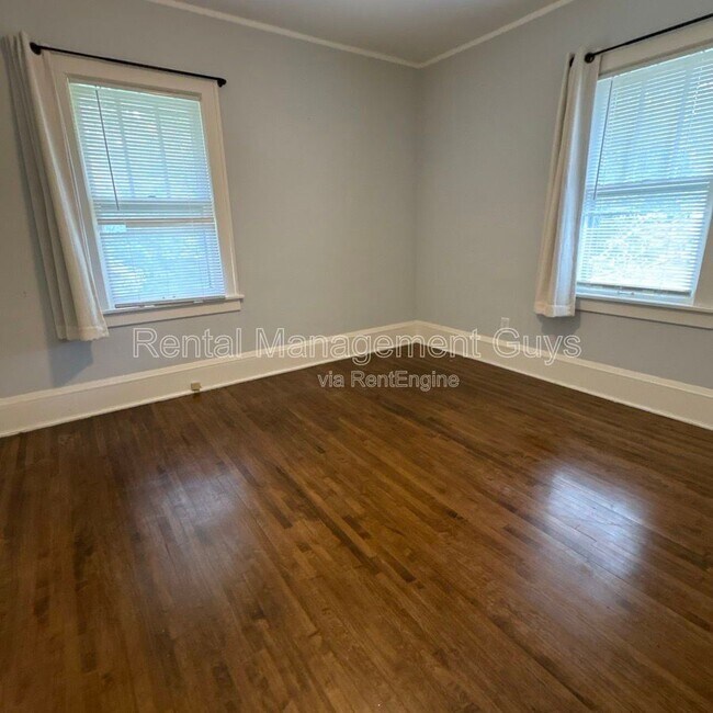 Building Photo - 3611 N Sheridan Ave