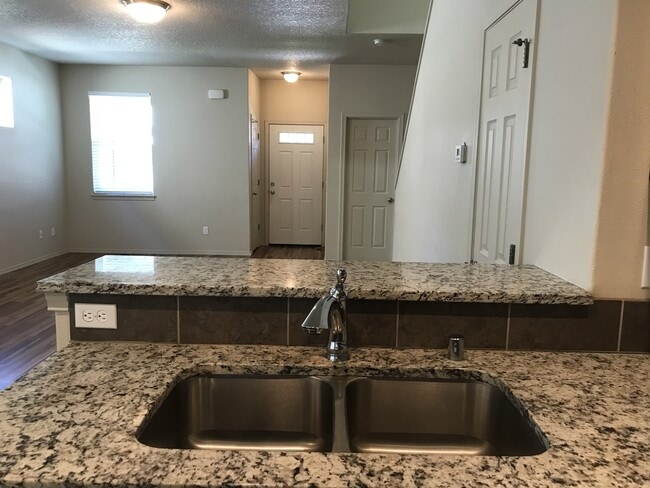 Building Photo - ONE MONTH FREE OF RENT!! Well Maintained, High Ceilings, Bonus Room, Great Location!