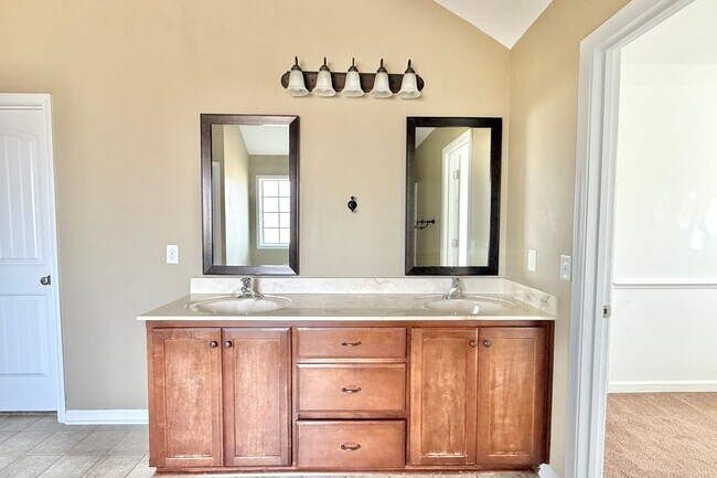 Building Photo - AVAILABLE NOW! (Small Pets Only)