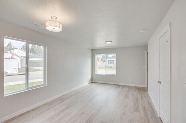 Building Photo - Beautiful 2 Bedroom Cottage Available!