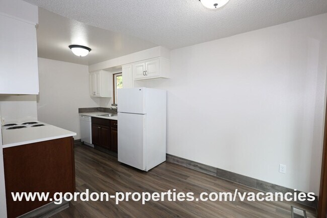 Building Photo - Webster Rd - Gladstone 2 bedroom duplex