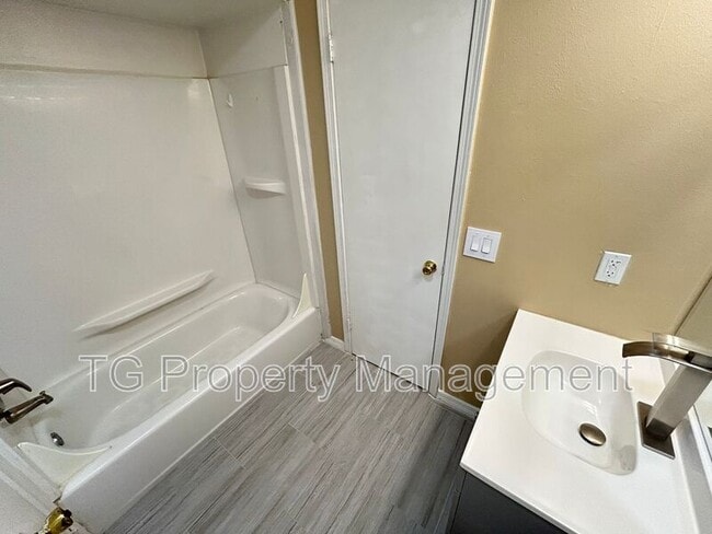 Building Photo - 467 Lombard St