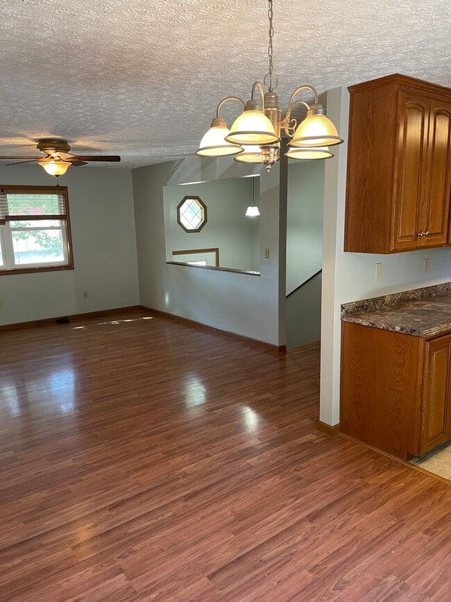 Building Photo - Available December 21st! SPACIOUS & PET FR...