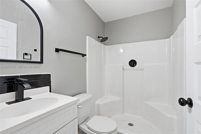 Building Photo - 879 SW 10th St
