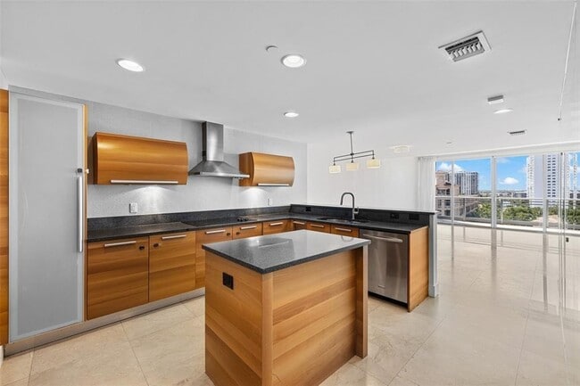 Building Photo - 2950 NE 188th St