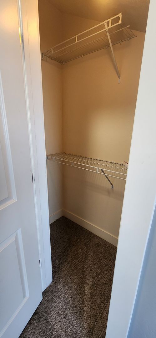 Building Photo - Luxury 3 Bedroom Plus Den in Sandy!