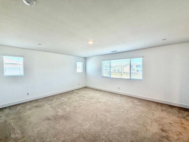 Building Photo - Move-In Ready 5 Bedroom Home with Solar & Large Loft