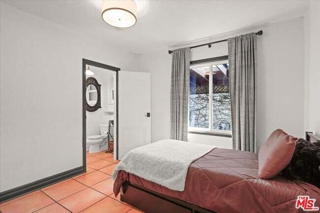 Building Photo - 6119 Del Valle Dr