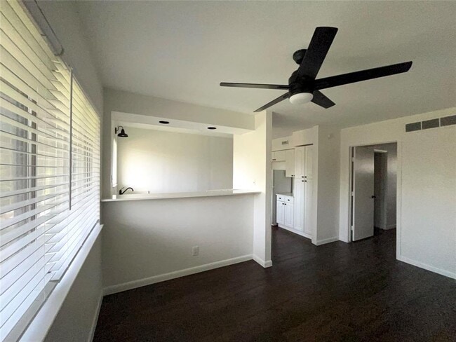 Building Photo - 3304 Red River St