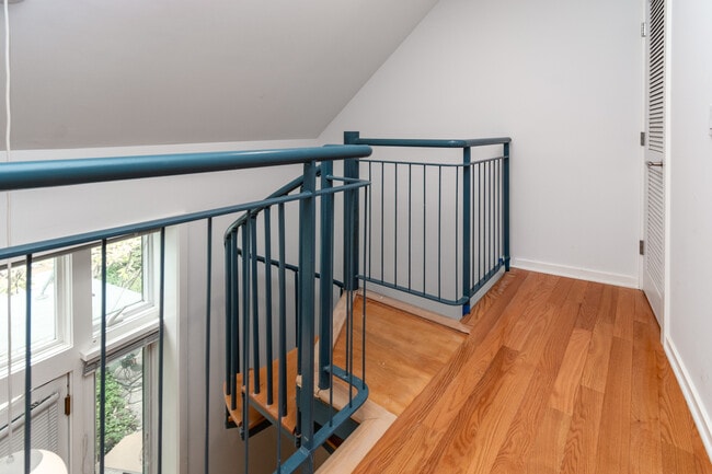 Building Photo - 36 Moore St