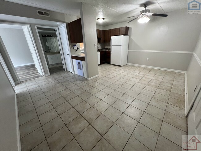 Building Photo - 915 S Seminole Dr