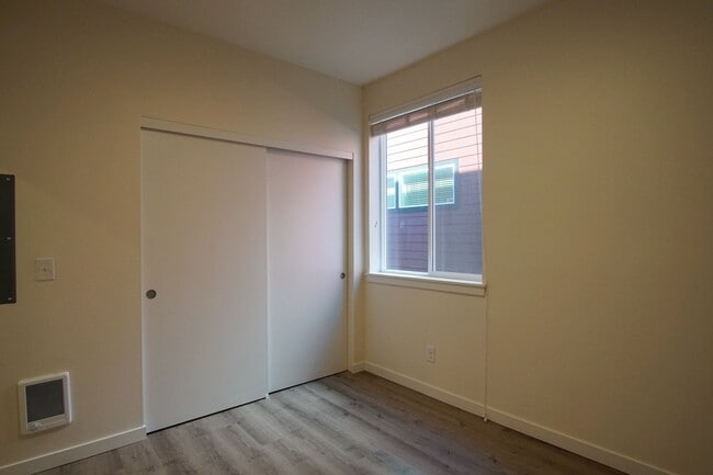 Building Photo - Modern, Spacious 2Bdr w/Condo-Grade Finish...