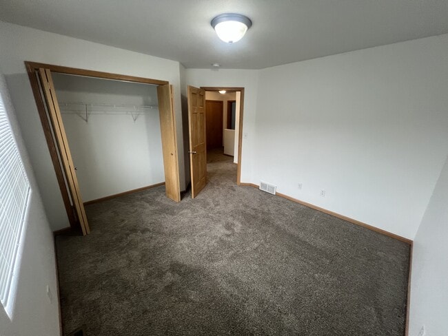 Building Photo - 4281 Estate Dr S