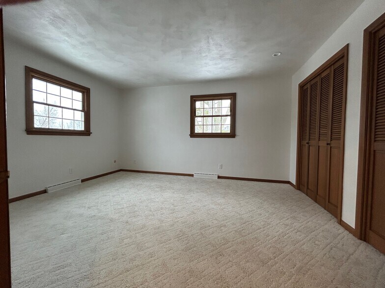 Master Bedroom 15' x 12' - 1511 Hillcrest Ct