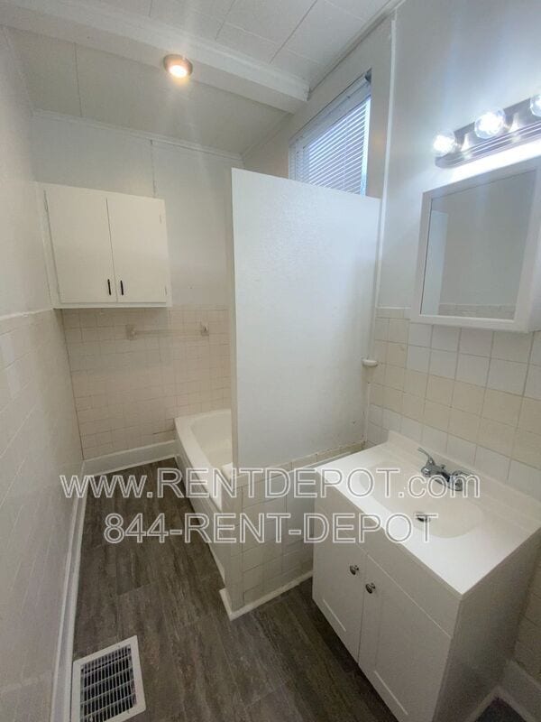 Building Photo - 208 E Virginia St